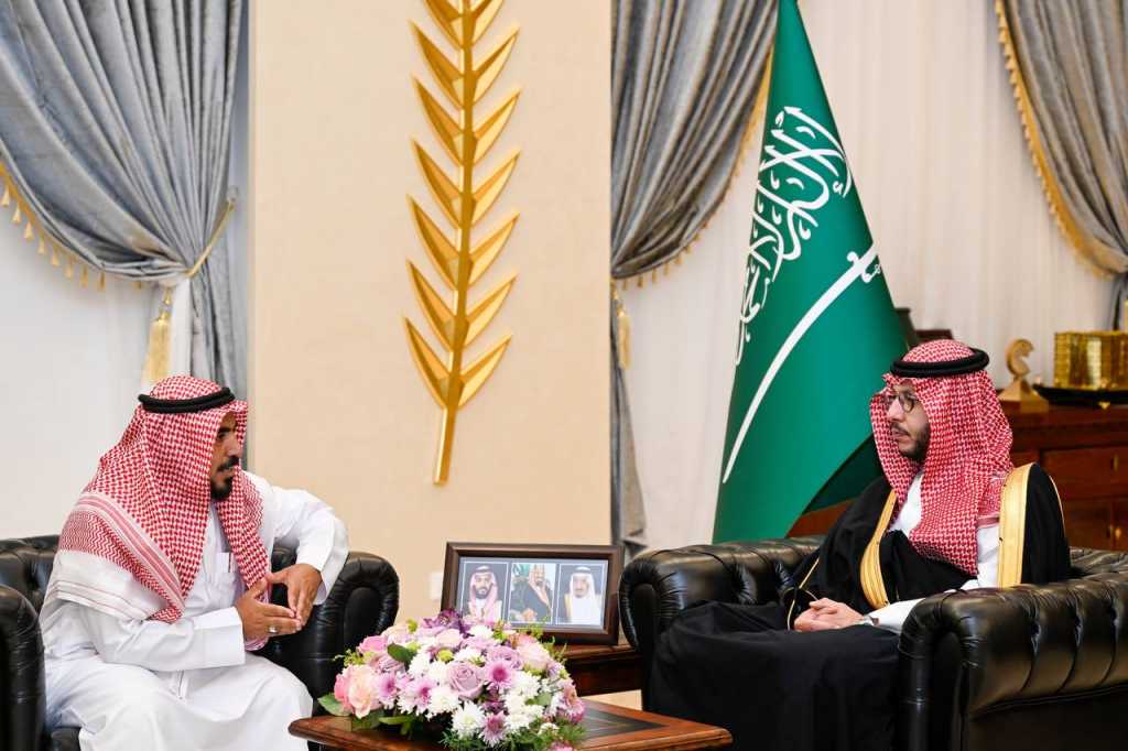 استقبل سموُّ محافظ الطائف الأمير سعود بن نهار المديرَ التنفيذيَّ للجمعية الدكتور سعد الزيادي،